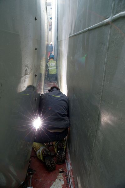 „Enger Spalt“ bezieht sich hier auf den Arbeitsraum der Schweißer statt auf die Schweißfuge. (Bild: Fronius)