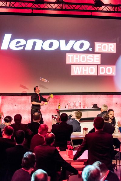 Showeinlage mit Club-Utensilien als Teil des Unterhaltungsprogramms. (Bild: Lenovo)