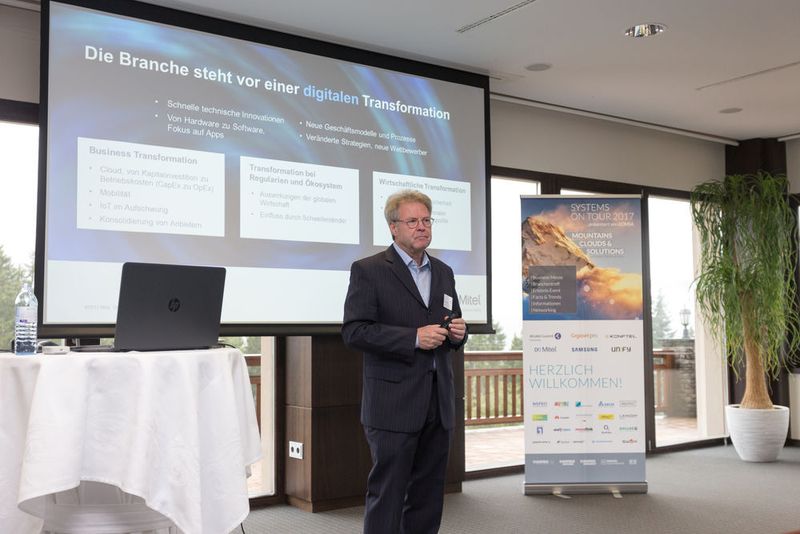 Klaus Böhm von Mitel bei seinem Fachvortrag. (Komsa)