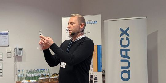 Pascal Weinelt hatte die passende Wägelösung mitgebracht: Ein kleines Probengefäß mit integriertem Chip, um alle Probendaten jederzeit parat zu haben.(Bild:  VCG – Lüttmann)