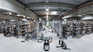 Für das neue Zentrallager lieferte und montierte Meta-Regalbau aus Arnsberg eine Paletten- sowie eine Fachbodengeschossanlage. (Bild: Meta)