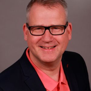 Autor Stefan Bergstein ist Chief Architect Manufacturing beim Open-Source-Spezialisten Red Hat. Das Unternehmen ist in der Schweiz in Zürich und Neuchâtel vertreten.(Bild:  Red Hat)
