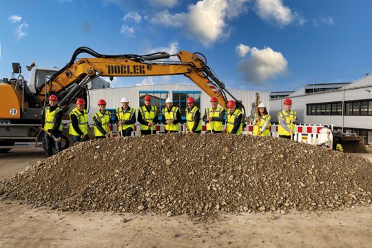 Spatenstich: Die Geschäftsleitung und Projektverantwortliche von Mayr Antriebstechnik beginnen gemeinsam mit dem Bauunternehmen Dobler den Bau der neuen Halle in Mauerstetten. (Bild:  Mayr Antriebstechnik)