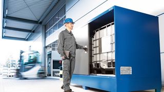 Bisher, erinnert Denios, konnten nur Kleingebinde und bis zu vier Fässer sicher in Depots gelagert werden. Die beiden neuen Denios-Gefahrstoffdepots aus Stahl haben jetzt Platz für ganze zwei 2 IBC. Hier ein Beispiel.  (Bild: Denios)