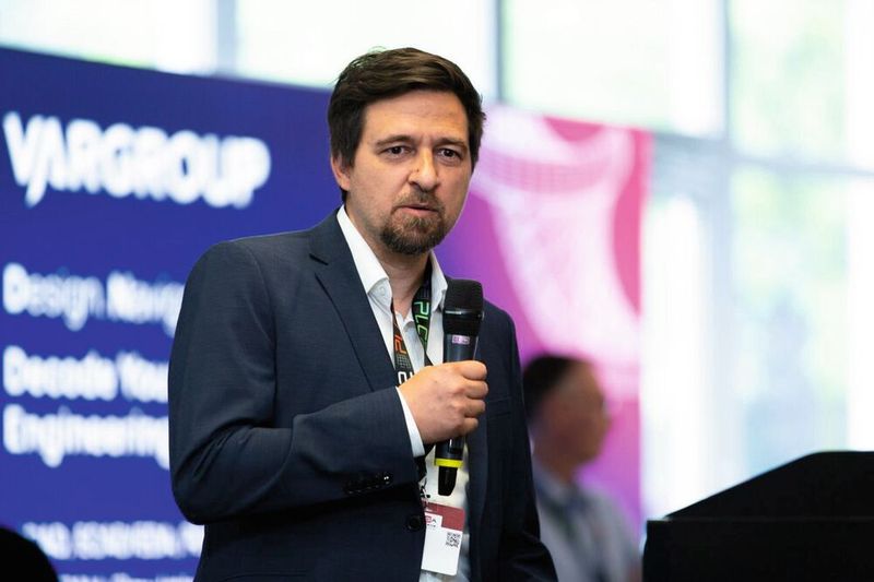 Begrüßung der Teilnehmer durch Nikolai Krassin, Geschäftsführer der PLC2 GmbH. (Bild: Tobi Giessen)