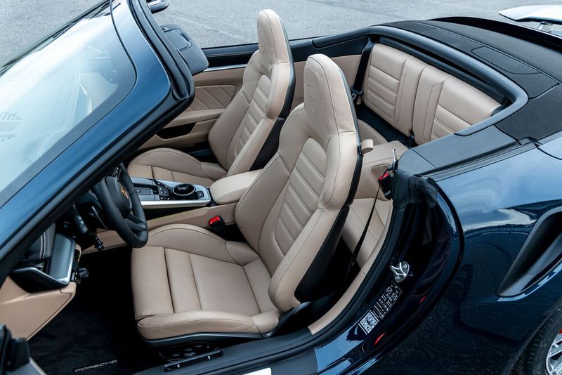 Das Dach öffnet in rund zwölf Sekunden und gibt den Blick auf einen luxuriösen Innenraum frei. (Bild: Porsche)