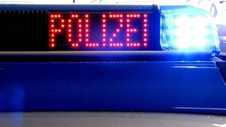 Im Einsatz: Die Autobahnpolizei kontrolliert regelmäßig die Ladungssicherung auf Lkw. Doch auch Experten können original Gurte von Plagiaten nur schwer unterscheiden.  (Bild: Polizei Mettmann)