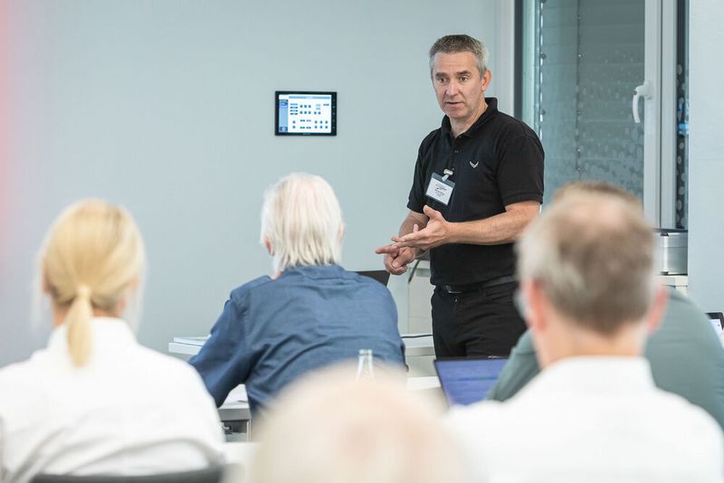 16. Anwenderkongress Steckverbinder. Auf dem Steckverbinderkongress 2022 konnten die Teilnehmer zwischen vier hands-on Workshops wählen – Dichtheitsprüfung, Crimpen, Kabelkonfektionierung und Single Pair Ethernet. (Bild: Elektronikpraxis)