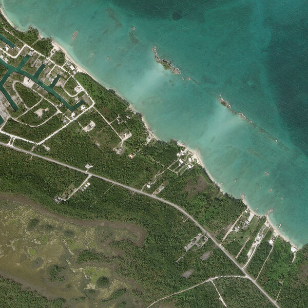 Im September 2019 traf Hurrikan Dorian auf die Bahamas und verursachte große Schäden. Die Aufnahmen zeigen den Bootle Highway vor ... (Planet Labs Inc.)