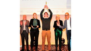 Die beiden Kunzmann-Azubis, Selina Klement und Luka Gossens, freuten sich sehr über den Sieg beim Autoberufe-Award. (Edgar Schmidt/»kfz-betrieb«)