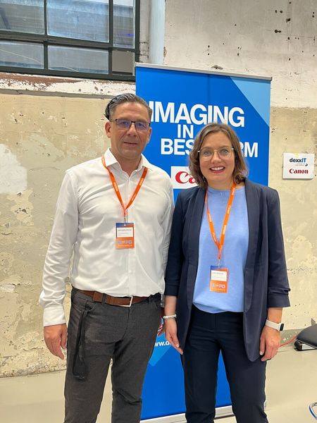 Am Stand von dexxIT war Canon mit dabei: Juan José Jimenez (Canon) und Judith Öchnser (dexxIT). (Bild: Vogel IT-Medien)