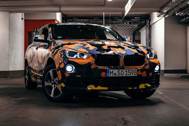 Bislang hat BMW nur Bilder von einem mit Tarnfolie beklebten X2 veröffentlicht. (BMW)
