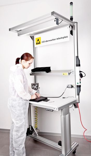 Bild 2: Die Arbeitsplätze lassen sich wahlweise elektrisch oder hydraulisch an die Körpergröße der Mitarbeiter anpassen und bieten die Möglichkeit, die Arbeit abwechselnd in sitzender und stehender Position zu verrichten. (Bild: Minitec)