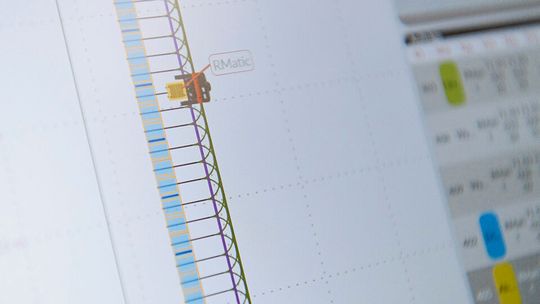 Immer im Blick:  Position und aktueller Status des Linde  R-MATIC lassen sich bequem per Software kontrollieren.(Bild:  Linde Material Handling GmbH)