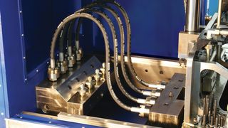 Parker-Compact-Spiral-Schläuche auf dem Prüfstand (Bild: Parker Hannifin)