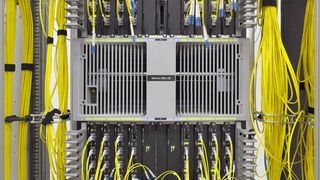 De-CIX-Switch mit Kabeln (Bild: De-CIX)