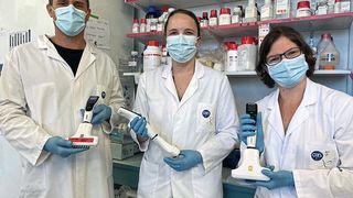 v. l.: Gaël Petitjean, Scarlette Abbou und Suzie Houssier am Centre National de la Recherche Scientifique in Montpellier  (Bild: CNRS)