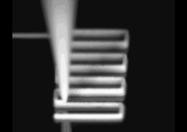 Angesteuert vom 3D-Drucker bringt eine sehr feine Düse Lage für Lage einer Akkukathode auf. (Bild: MIT Technology Review)