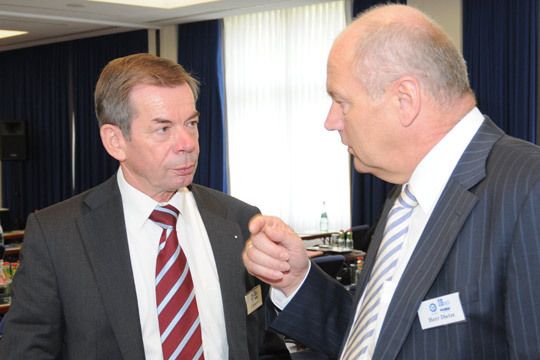 Frieder Konrath vom TÜV Süd Sachsen nutzt die Kaffeepause zum Dialog mit Rainer Dietze, Geschäftsführer vom Autohaus Gerstmann in Leipzig. (Archiv: Vogel Business Media)