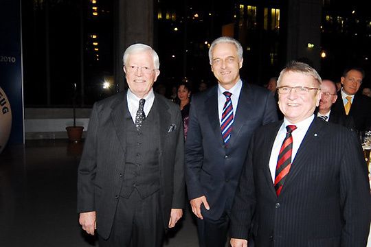 Hochkarätiger Besuch beim Neujahrsempfang des Bayerischen Kfz-Gewerbes: ZDK-Präsident Robert Rademacher, Bundesverkehrsminister Dr. Peter Ramsauer und Klaus Dieter Breitschwert, Präsident des LV Bayern (v.li.). (Archiv: Vogel Business Media)