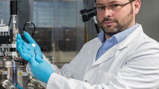 Stephan Bücheler stellt mit Hilfe von Dünnschichtmethoden Modellsysteme für die nächste Generation der Batterien her. (Empa)
