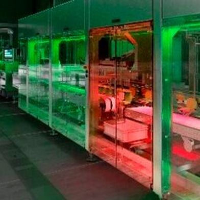 Seamless Operation:  
Ein Beispiel für nahtlose Prozesse ist Guide-by-Light. So behält das Bedienpersonal auch auf Distanz jederzeit den Überblick über den Status aller Anlagen.  (Bild: Syntegon)