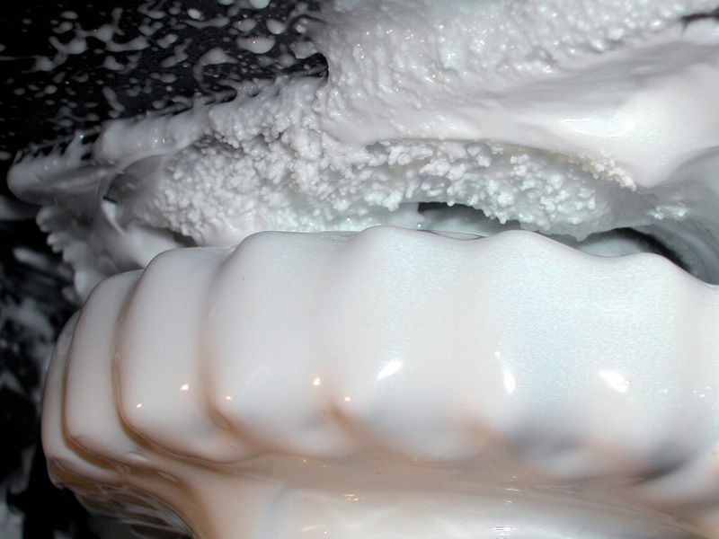 Haftschmierstoff speziell für Gleitlagerungen wie Azimutlager. (Bild: Klüber)