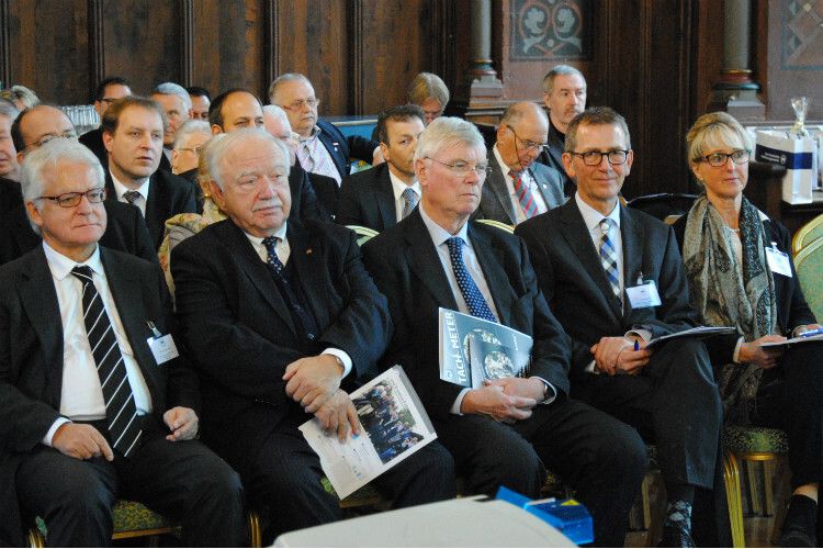 Präsidentenreihe: Harry Brambach, Präsident Kfz-Gewerbe Baden-Württemberg, Bernhard Enning und Gerhard Schmid (beide Ehrenpräsidenten Kfz-Gewerbe Nordrhein-Westfalen) sowie Frank Mund (Präsident Kfz-Gewerbe Nordrhein-Westfalen) und seine Frau. (Foto: Baeuchle)