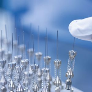 Die Wirkstoffbeschichtung von Stents erfordert allergrößte Sorgfalt. Hier im Bild: vorbereitende Arbeiten bei Hemoteq.