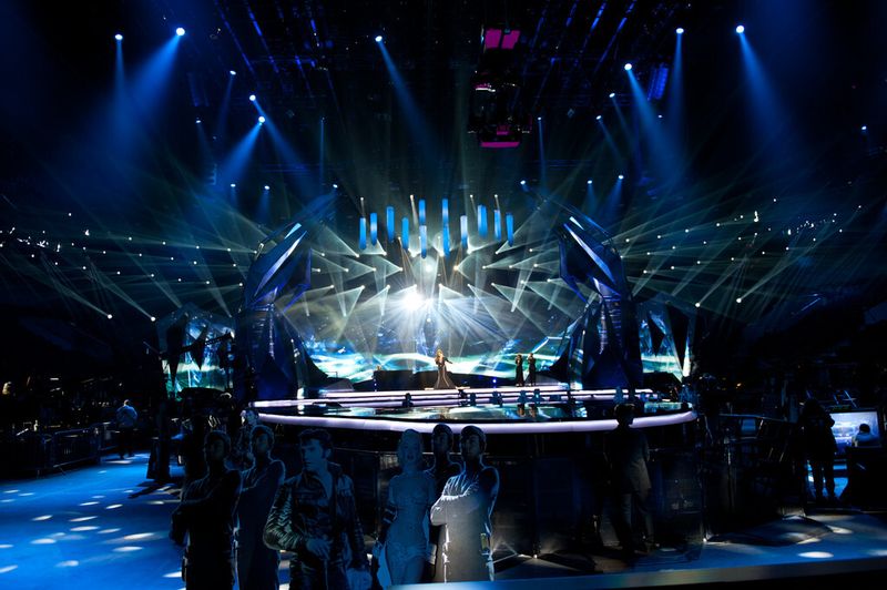Die Bühne wird flankiert von zwei jeweils 7 Tonnen schweren und 13 Meter hohen Halbbögen (Eurovision Song Contest)