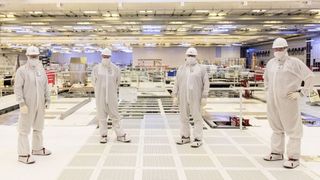 Erst vor wenigen Monaten hatte Magdeburg den Zuschlag als Standort für Intels neues europäisches Chipproduktionszentrums erhalten. Nun gibt der Chipriese bekannt, bereits im ersten Halbjahr mit dem Bau beginnen zu wollen. Sofern bis dahin der EU Chips Act verabschiedet ist. Im Bild Monteure beim Bau der neuen Halbleiterfabrik in Leixlip, Irland. (Bild: Intel Corporation)