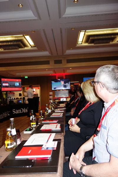 Sascha Boehmer, SanDisk, stellt die verschiedenen Stationen vor. (Bild: IT-BUSINESS)