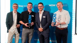 Stellvertretend für alle Preisträger des Carwow-Awards: Marco Wilke und Andreas Presche vom Autohaus Wilke (Mitte rechts und links), eingerahmt von Daniel Tosse, Head of Account Management (links), und Cornelius von Treuenfeld, Key Account & Sales Manager bei Carwow. (Bild: Diehl – VCG)