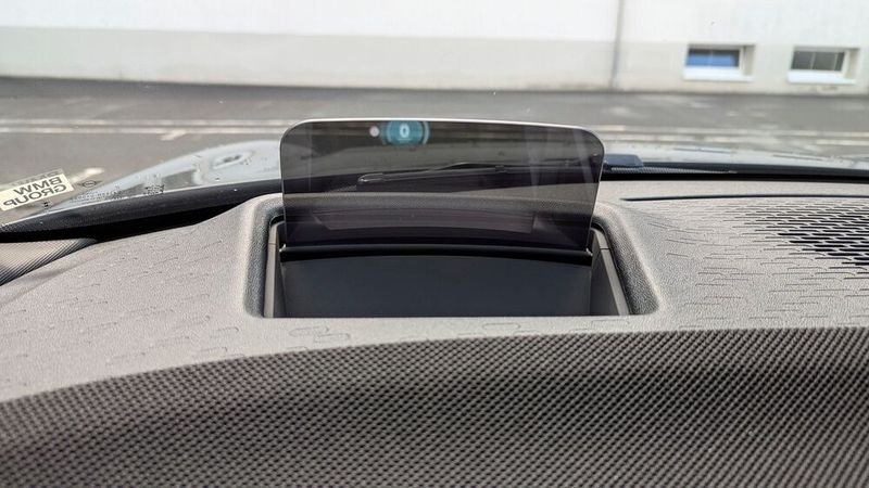 Um im Mittendisplay das Tempo abzulesen, muss der Fahrer immer den Kopf drehen. Aber dafür gibt es doch das Head-up-Display (HUD), meinen Sie? Im Prinzip ja – aber dessen Zusatzscheibe schränkt die Aussicht durch die kleine und weit vor dem Fahrer angeordnete Windschutzscheibe noch weiter ein. Zudem werden die Inhalte optisch genau an den Rand der Motorhaube projiziert und lassen sich so nicht gut ablesen. Wir haben das HUD deshalb meistens deaktiviert. Angesichts des Premiumanspruchs des Mini hätten wir uns ein „echtes“ HUD mit Projektion in die Windschutzscheibe gewünscht.  (Bild: Rosenow – VCG)