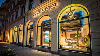 Die Cupra-City-Garage in München hat eine exklusive Adresse: Odeonsplatz 1. (Bild: Seat)