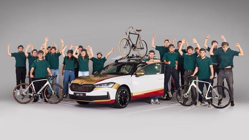 Stolz und Erleichterung: Die Teilnehmer des Projekts bei der Präsentation ihres Radrennen-Begleitfahrzeugs. (Skoda Auto)