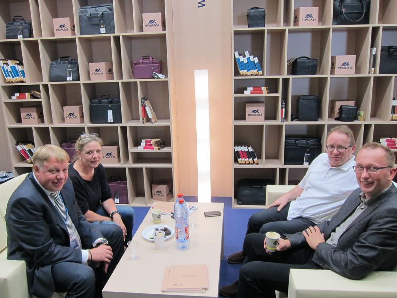 (v. l.) Detlef Reinberger, Rivacase, mit Birgit und Michael  Unger und Uwe Arning, Multitronic (Bild: IT-BUSINESS)