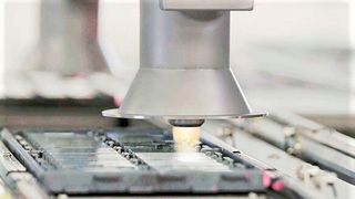 Chic für den Chip! Selektiv, inline und taktzeitoptimiert funktioniert die Oberflächenvorbehandlung per Open-Air-Plasma von Plasmatreat. Das beschleunige die Chip-Fertigung in Zeiten, in denen diese Elektronikbauteile Mangelware sind. (Plasmatreat)