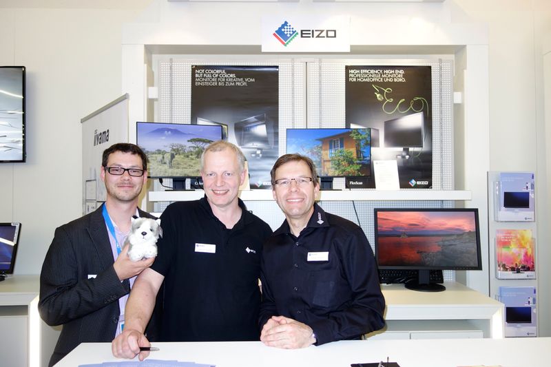 Auf den Hund gekommen sind (v. l.) Ferdinand Höhenleitner, Ingram Micro, mit Joachim Schwate und Holger Schmitz, EIZO. (Bild: IT-BUSINESS)