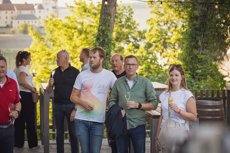 Anwenderkongress Steckverbinder 2023: Die Abendveranstaltung am Dienstag auf dem Nikolaushof mit Blick über Würzburg. (Bild: Stefan Bausewein)