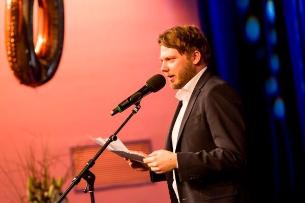 Poesie meets Elektronik: Poetry Slammer Christian Ritter fasste zwischendurch in vier Runden die Namen der jeweiligen Awardgewinner in unterhaltsamen Versen gekonnt zusammen. (Fotograf/Copyright:Fotograf/Copyright: Stefan Bausewein/Vogel Business Media)