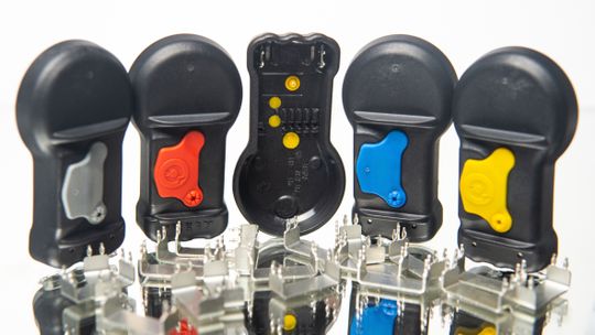 Anspruchsvolle Spritzgusskomponenten für Elektrotechnik und Elektromobilität: Reifendrucksensorik aus einem Guss.(Bild:  Weiss Kunststoffverarbeitung)