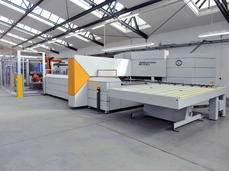 Bild 3: Das RAS-Multibend-Center mit Beladeroboter und Hochregalanbindung bei Omega. (Bild: RAS)