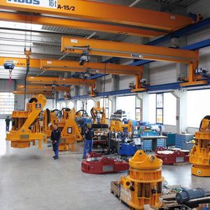 Die in der Vormontage eingesetzten sechs Konsolkrane mit Kettenzügen haben eine sehr geringe Gesamt-Durchbiegung. Dies erleichtert den Zusammenbau von Teilen mit präzisen Passungen erheblich. Bild: Abus