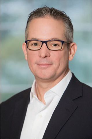 IFS ernennt neuen CEO Der Anbieter von Business Software IFS hat Darren Roos als neuen Chief Executive Officer (CEO) verpflichtet. Die Ernennung wird zum 1. April 2018 wirksam und geht mit dem beruflichen Rückzug des bisherigen CEO Alastair Sorbie einher. Zuletzt verantwortete Roos das Cloud-ERP-Geschäft von SAP. Zuvor baute er die internationalen Aktivitäten der Software AG signifikant aus, wodurch das Unternehmen seine Größe verdreifachen konnte. (IFS)