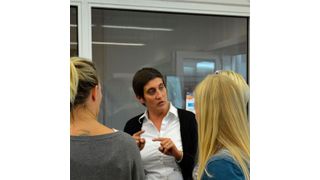 Von Frau zu Frau – Mit Natalija Pekas, AkzoNobel Produktmanagerin VR DACH gewinnen die Teilnehmerinnen einen tieferen Einblick in die Werkstattprozesse und erfahren viele technische Details. (AkzoNobel)