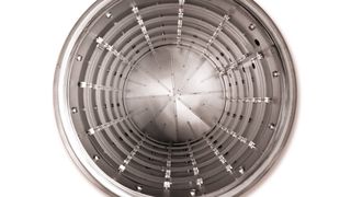 Bild 1: Zum Aufheizen und zur thermischen Abschirmung ist die Vakuumkammer mit metallischen Einsätzen aus Molybdänlegierungen ausgekleidet. Erstmals wurde damit eine Leichtbaukonstruktion realisiert. (Bild: Plansee)