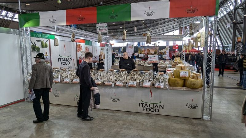 Wer es lieber fleischig-wurstig mag, der wurde an diversten Salamiständen gerne bedient. Egal ob die Hartwurst aus italienischen... (Bild: Dominsky – VCG)