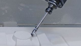 Die Simulation Eureka, die auf NC-Programmen nach dem Postprozessor basiert, verifiziert beim 5-Achs-Fräsen mit lang auskragenden, schräg angestellten Werkzeugen auch schwierige Kollisionssituationen.  (Manfred Lerch)