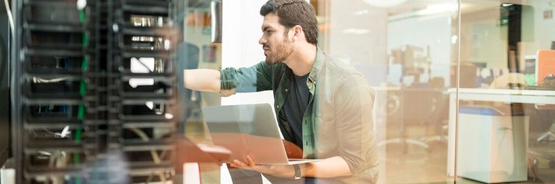 Endpont-Management-Systeme machen in vielen Situationen auch Vor-Ort-Termine von Administratoren überflüssig.(Bild:  © AntonioDiaz - stock.adobe.com)